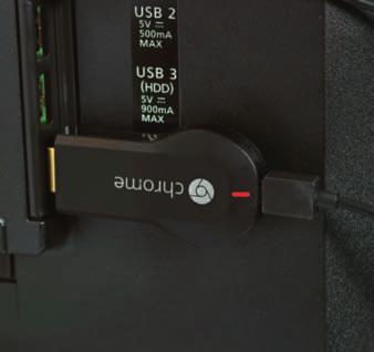 Ta USB-kabelen, som også følger med i pakken, og plugg den ene enden i