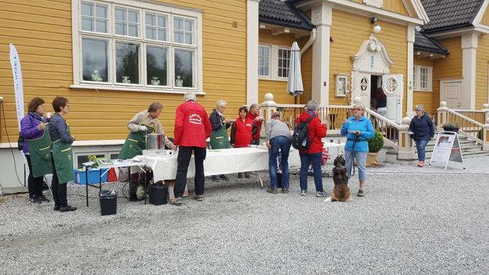 2017 En flott aktivitetsdag på Festiviteten Eidsvoll verk. Vi seilte barkebåter, delte ut mat, vafler og kaffe.