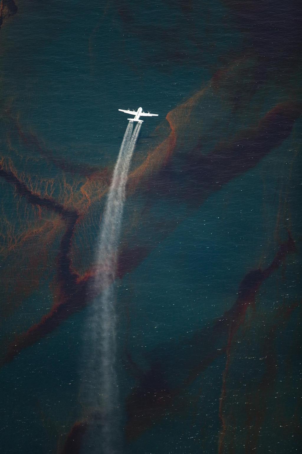 Figur 9: Kjemisk dispergering utført av et C130 Hercules fly over oljesølet sluppet ut fra riggen "Deepwater Horizon" i Mexicogulfen våren 2010 (Foto: Daniel Beltrá /