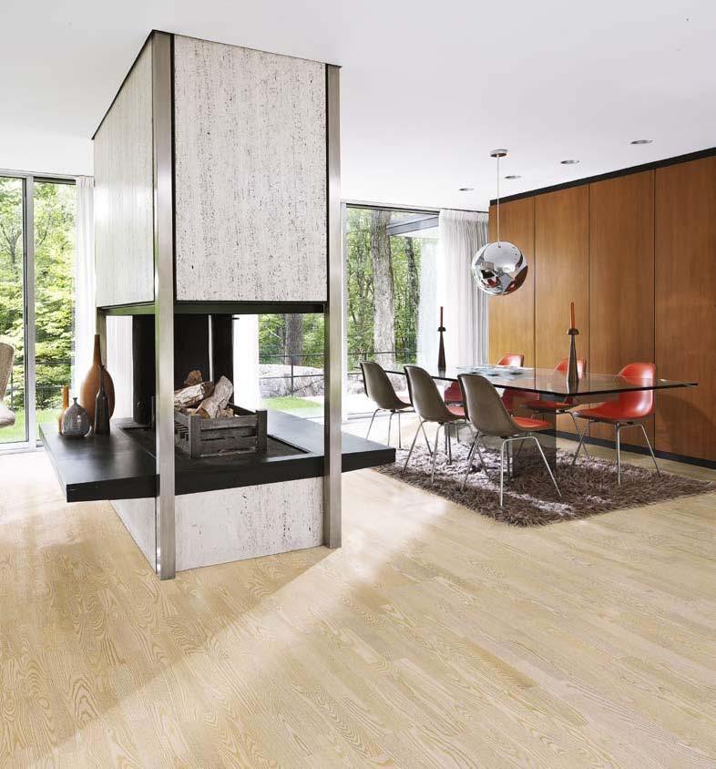 perfekt bakgrunn for designermøbler. Den varme rødbrune fargen på kjøkkenskapene gir dette ultraelegante interiøret varme.