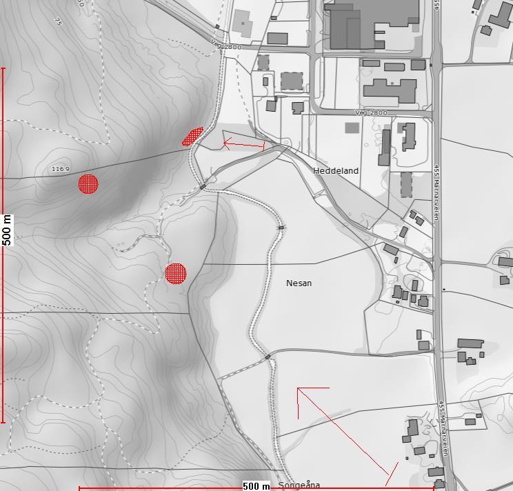 Figur 4: Kart som viser omtrentlig plassering av nedslagsfeltene til skytebanene (rød skravur) Det sørøstre hjørnet av tiltaksområdet er i dag jordbruksareal eller åpent landskap.