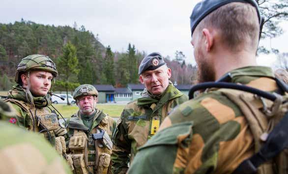 h PORTRETTET PORTRETTET 6 1 E Raabye på besøk i Tromsø havn for å se nærmere på styrkebeskyttelsen HV-16 har hatt i løpet av sommeren av skip fra US Navy.