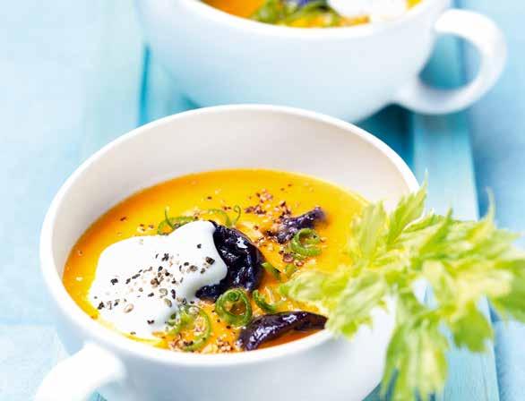 Gresskarsuppe med chorizo TILBEREDELSE: 35 min PERSONER: 6 600 g butternut squash eller gresskar 30 g frisk ingefær 2 løk 3 ss olje 2 ss røkt paprikapulver 3 dl hvitvin 4 dl kyllingbuljong 4