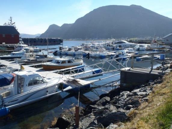 Almenningskai Småbåthavn Her er flere mindre fiskebåter som har tilhold i flytebryggene i havna