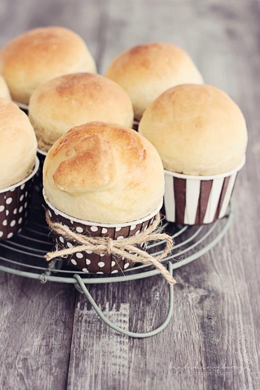 ingrediensene i en bakebolle og elt alt sammen med eltekrok i en kjøkkenmaskin ca. 5-6 minutter på middels hastighet. La deigen heve i ca 30 minutter.