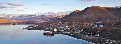 Kystverket har et oljeberedskapsdepot i Longyearbyen. I tillegg er det oljevernutstyr på kystvaktfartøyene som patruljerer i nordområdene.