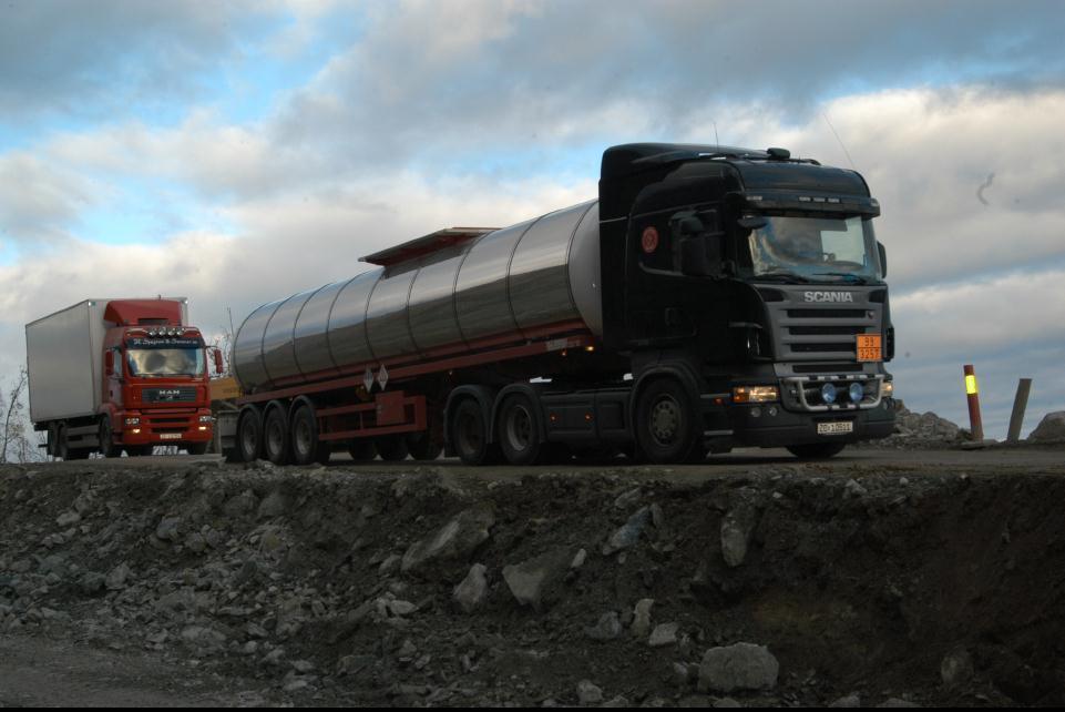 Økende tungbiltransport krever omfattende utbedringer av vegnettet. Foto: Giselle Jensen. Godstransporter krysser landegrenser. Det er derfor viktig å harmonisere bestemmelsene i de ulike land.
