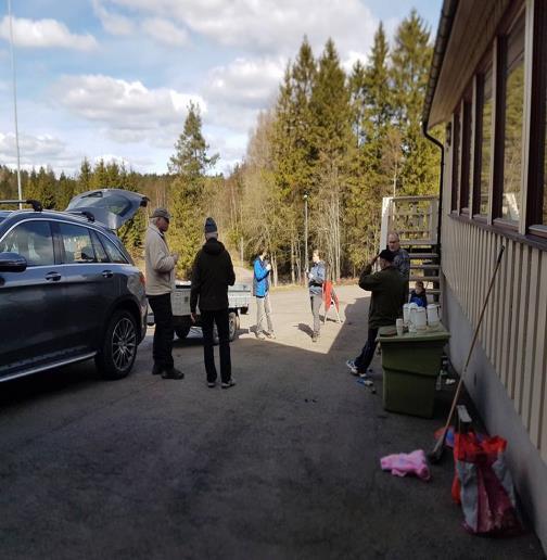 Her hadde Egil Nystuen gjort en solid innsats i forkant slik at vi fikk malt rekkverket på Nystua og flott ryddejobb av rusk og rask som ble kjørt til naboen Vesar.