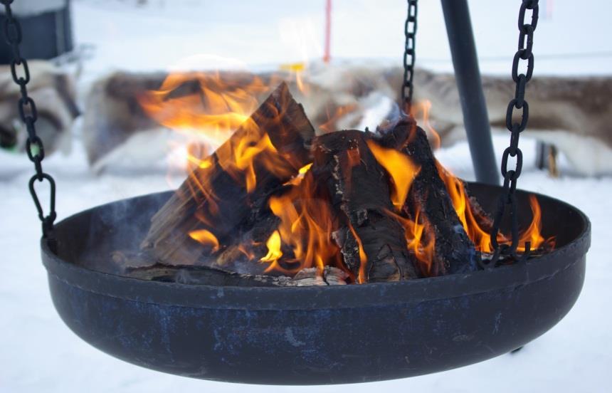 BASECAMP En vinterstund sammen med venner og kjente. Koselig stund ved åpen ild i idyllisk vintermiljø, føl varmen i rumpa fra reinsdyrskinnene og hev glasset for å utbringe en skål!