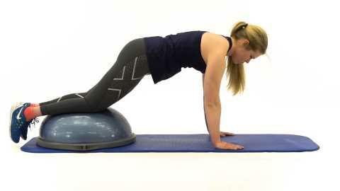 Pushup + Hensikt: Bedre stabiliteten i skulderbuen Ha bena på en bosu Gjør pushup Hold albuene strake 4.