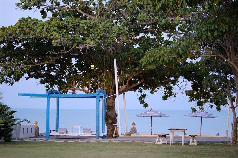 Delikat lokal bevertning CC Beach Bar & Restaurant er den første strandkroen i Khanom by.