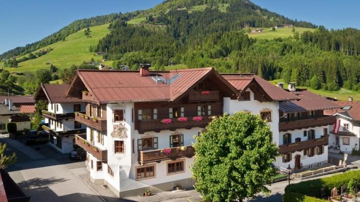 Hotel Kirchenwirt Bo i en vakker og hjemlig atmosfære i 860 meters høyde i østerrikske Alper. Om sommeren er Vitalarena Kirchberg et fantastisk turparadis.