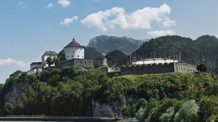 Kufstein (39.1 km) Kufstein er med sine 18000 innbyggere den nest største byen i Tyrol etter Innsbruck, som er regionens hovedstad.