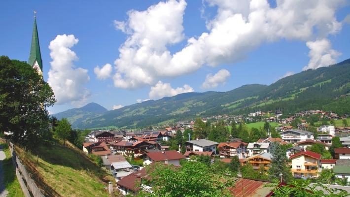 Brixen im Thale (5.7 km) Omringet av endeløse, grønne gressletter og omkranset av mange synlige fjelltopper, ligger den gamle landsbyen Brixen im Thale.