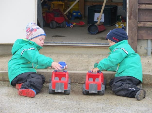 Vi skal legge til rette for at barn får mulighet til å leke variert, og barnehagens innhold skal inspirere til fantasi, skaperglede og utfoldelse. Barn skiller ikke mellom lek og læring.