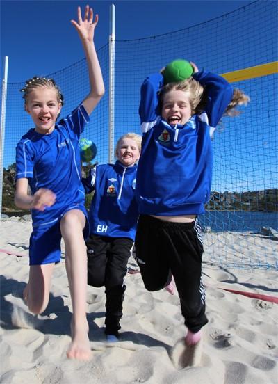 8 OG 9 ÅRINGER Idretten; «Sjef over ballen». Grunnleggende teknisk trening i god kombinasjon med lek. Pasningsspill og ballkontroll begynner å bli viktige elementer.