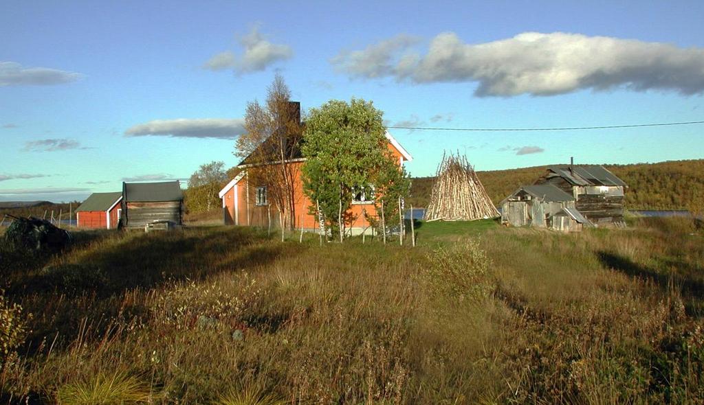 GAMLE HUS DA OG NÅ, 2. OMVERV Heammonjávvi har et av få tilnærmet komplette gårdstun ved Kautokeinoelva, med eldre hus og hus fra gjenreisingstida. Iflg.