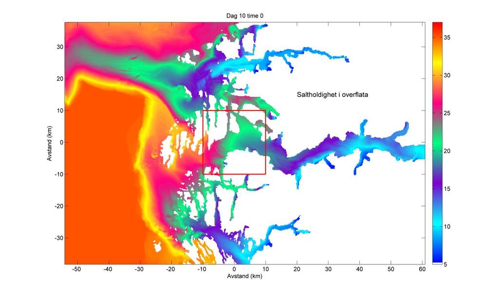 Saltholdighet (psu) vist i fargekoder (mørk blå har lavest saltholdighet) fra overflatevann i ytre del av Sognefjorden. Simuleringer er gjort med modellen ROMS (Stålstrøm, 2015, sperret NIVA-rapport).
