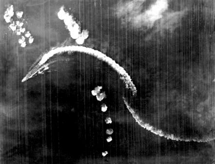 På bare fem-seks minutter er alt forandret. Hangarskipene Akagi, Kaga og Soryu er truffet av en rekke fulltreffere fra stupbombeflyene, og står i flammer, totalt ødelagt.