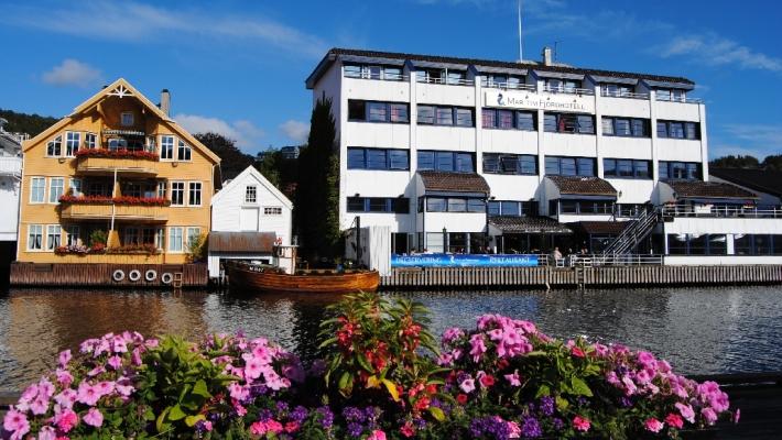 Maritim Fjordhotell Hotellet ble bygget i 1980 og ligger langs elven som deler Flekkefjord i to. Her finner dere roen året rundt og i all slags vær; vår, sommer, høst og vinter.
