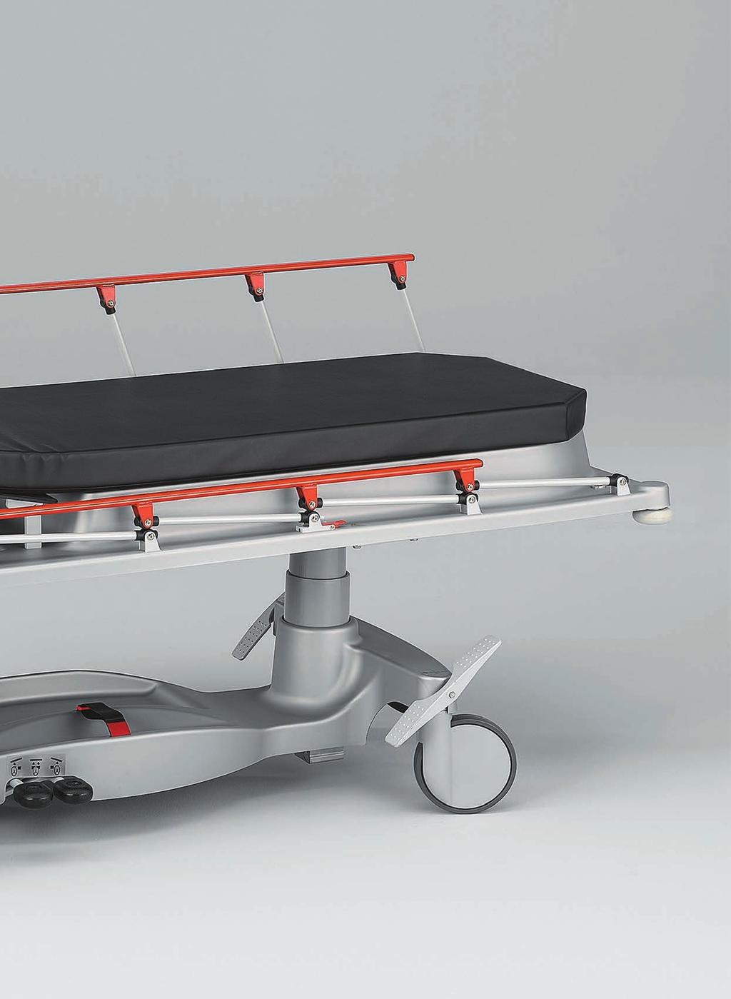 Lav basishøyde på 550 mm Bedre komfort for både pasient og personale. Polstring Festes med borrelås på undersiden av madrass.