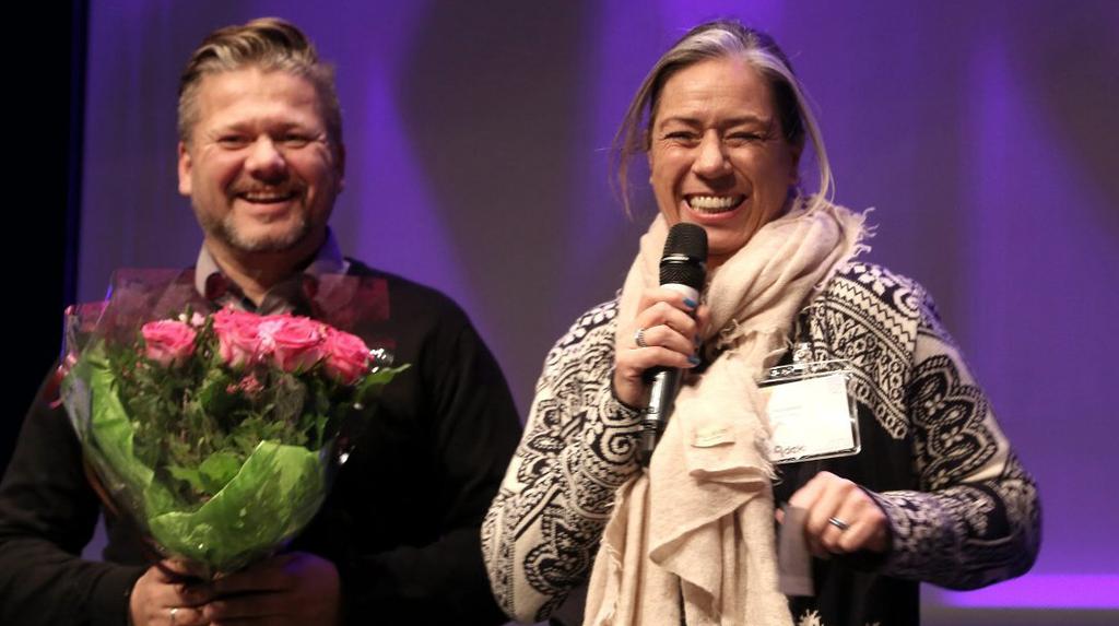 NOMINÉR «ÅRETS GRÜNDER» I ASKER OG BÆRUM Fjorårets glade vinner: BARNEHAGEMATEN.NO. Grethe Fjørtoft mottar prisen i november 2016 sammen med sin partner Kjetil Øynes.