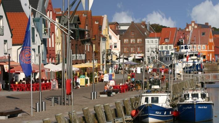 Husum Flensburg (37.9 km) Flensburg er en by preget av en gode atmosfære, og da spesielt i havneområdet. Byen er et handelssenter med grensehandel, turisme og sjøfart.