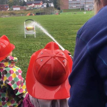Barnehagens kultur og tradisjoner Brannvernuke I uke 38 markerer vi den internasjonale brannvernuka i barnehagen ved at vi har ekstra fokus på brannsikkerhet, lærer nødnummer, og har brannøvelse.
