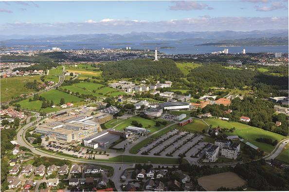 8. UIS Universitetet i Stavanger Universitetet i Stavanger, UIS, har 10.700 studenter og om lag 1.560 tilsette. En rekke møter og seminarer blir avholdt hver dag på Universitetet i Stavanger.