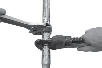 Bruk en pipenøkkel, stram adapternippelen inn i sprinklerrøret. 1. Sjekk at tetningen inne i mutteren til den fleksible slangen er på plass og er fri for skade forut for installasjon.