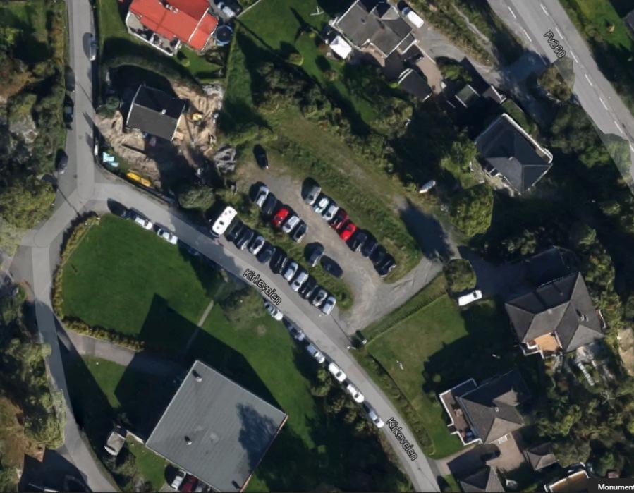 Figur 7 Parkering langs Øvre Huvikvei og Kirkeveien medfører nedsatt sikt og fremkommelighet (Google) I forbindelse med arrangementer i Vesterøy kirke eller Vesterøy Menighetsbarnehage parkeres det