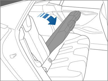 For- og bakseter ADVARSEL: Hvis du kjører en bil med seteryggen lagt ned, kan det føre til alvorlige personskader i en kollisjon, da du kan gli under hoftebeltet eller kastes mot sikkerhetsbeltet.