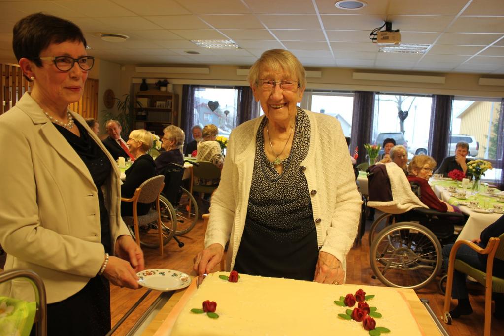 Side 15 Ordfører Britt Helstad sammen med sin mor Turid, som nylig fylte hundre år. Turid i hundre! Mandag 14. mars feiret Turid Aune sin hundreårsdag på Bindal sykehjem.