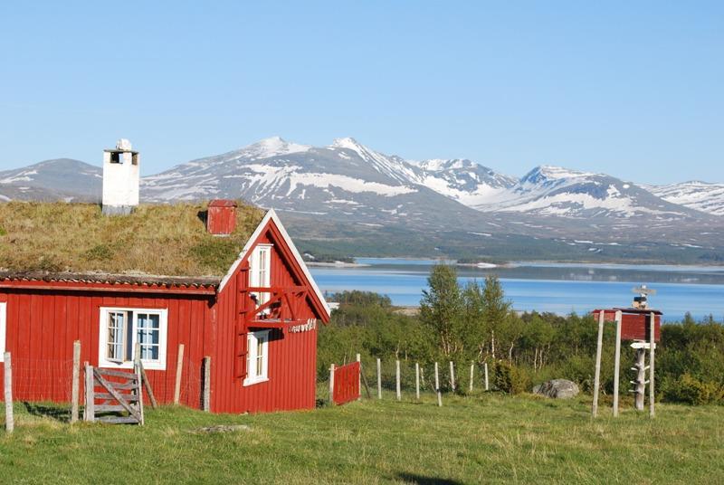 Det finnes en rekke samiske boplasslevninger av ulik karakter samt spor etter nomadisk reindrift (melkegroper, reingjerder o.l.).