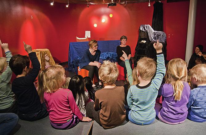 Fortellerstunden varer 20-30 minutter og passer for barn mellom 3 og 6 år Tirsdag 15. mars kl. 18.00-19.00 Bibliotekets utsmykking og historie med Stine Fjeldsøe.