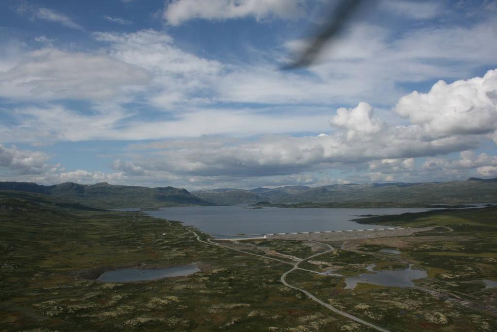 Bilde 1 Ny steinfyllingsdam med den gamle flerbuedammen bak.