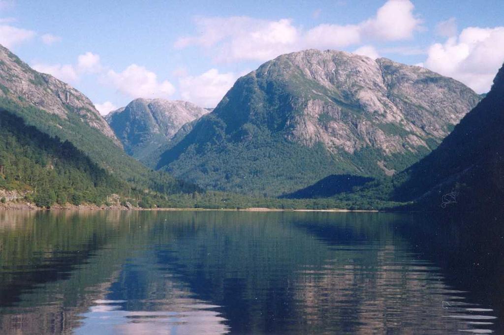 ISSN-1-95 LABORATORIUM FOR FERSKVANNSØKOLOGI OG