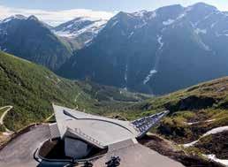langs Fossestien. Vegen er særskilt kjent for dei 9 hårnålssvingane ein køyrer gjennom på Balestrandssida av fjellet. Det spektakulære utsiktspunktet «Utsikten» opna i 2016.