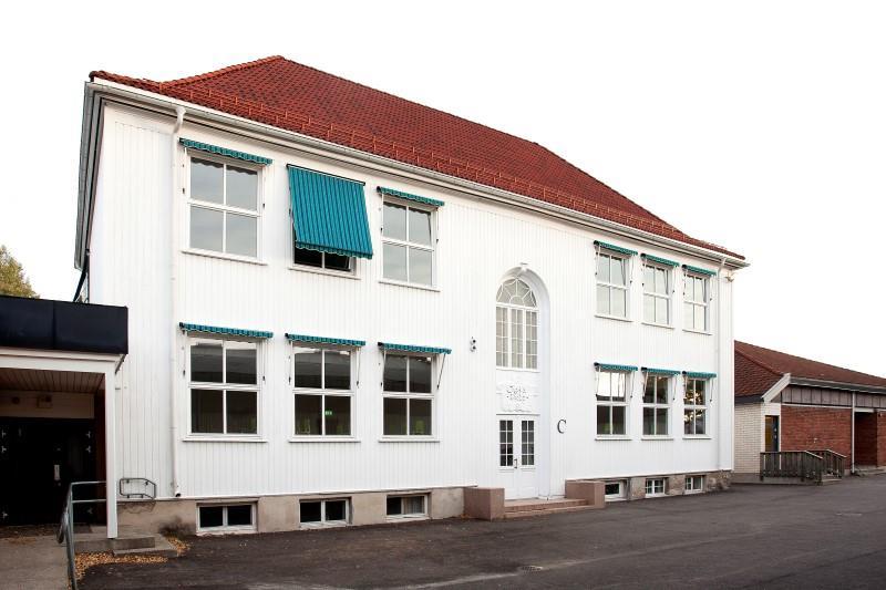 Opprinnelig skolebygning (C) er fra 190 og påbygg fra 1970- og 90-tall. Opprinnelig skolebygning ble pusset opp i 01.