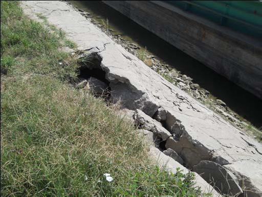 pereata se constata in unele zone tasari, degradari, caverne in corpul pereului si zone unde materialul