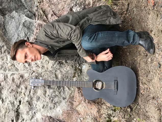 Foto: Morten Bjerk Løvetannungen Toner fra hjertet Vidar Thue Jørgensen er bosatt på Skotfoss, og er en artist som leverer tekster og melodier med sjel og innlevelse, akkompanert med akustisk gitar.