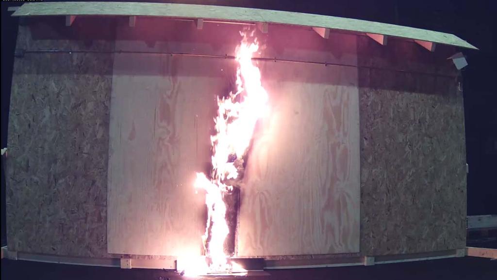 Figur 4-2 Brannbildet idet den nederste varmedetekterende kabelen detekterer brannen, 7 minutter og 55 sekunder etter brannstart.