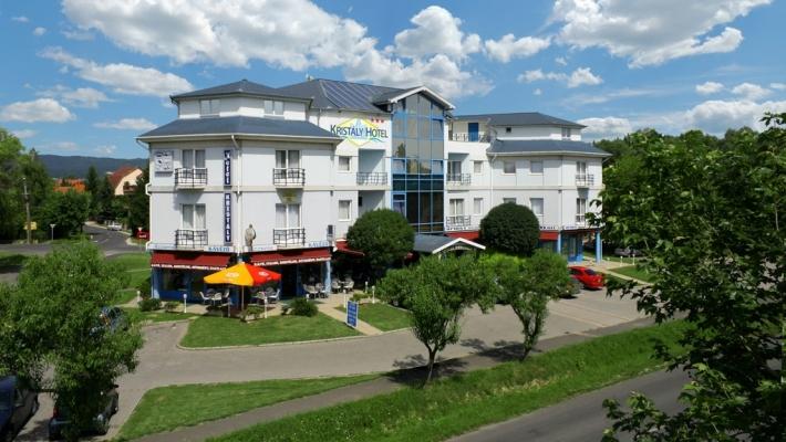 Kristály Hotel Dra på ferie til det ungarske hav Balatonsjøen og bo i den historiske byen Keszthely, som er den eldste byen i området, med en interessant historisk bakgrunn.