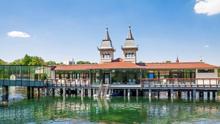 Héviz (9.2 km) I den lille og hyggelige byen Héviz, ikke langt fra Balatonsjøen, finner dere en helt unik stemning, fantastiske naturopplevelser og kulturelle severdigheter.