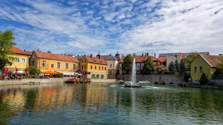 Besøk den lille byen Tapolca Keszthely (0.5 km) Keszthely er en by på Balatonsjøen med nydelig arkitektur bygget i gotisk, barokk og transilvansk stil.