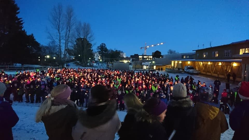 Strindheim skole - midt i Krysset Ca 600 elever / >90 ansatte Rehablilitert i 2004 trinn- og teambasert.