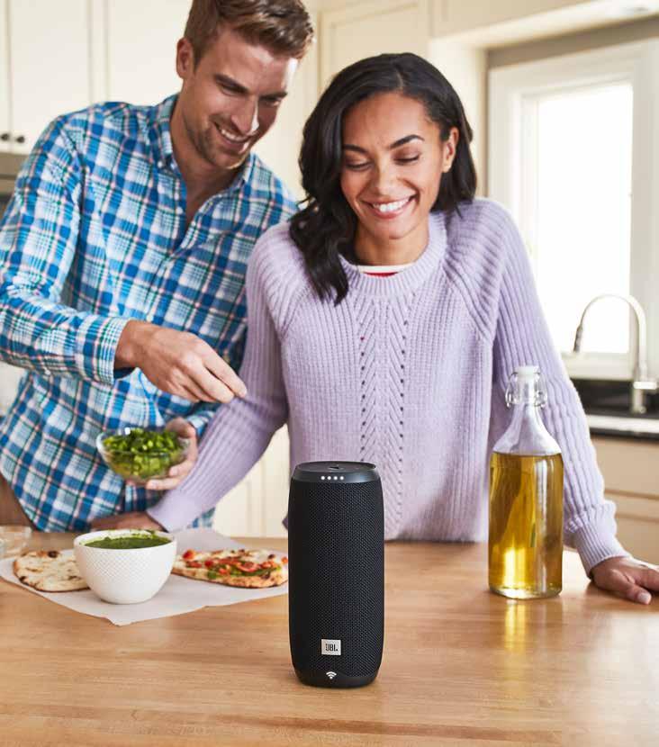 Livet i hjemmet har et soundtrack. JBL Link 20 er en stemmeaktivert bærbar høyttaler med Wi-Fi og Bluetooth og rik stereolyd. Den har innebygd Google Assistant.