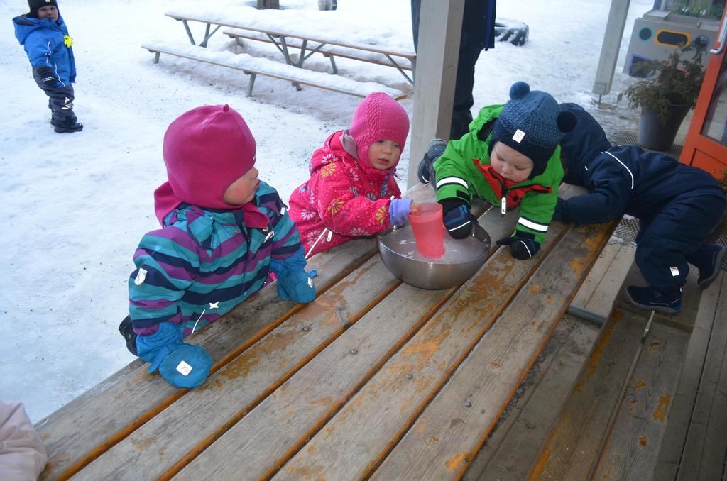 Barna undret seg sammen, og kjente på den kalde isklumpen som dagen før hadde vært vann.