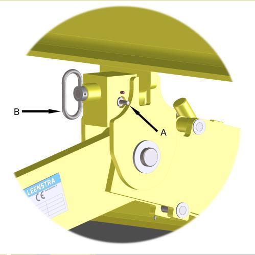Vektarmen må holdes hengende på heisekroken så den holder seg i rett stilling. Trykk inn sikring A og stram til forbindelsesbolt B. Klemmekjeften har nå blitt skilt fra vektarmen.