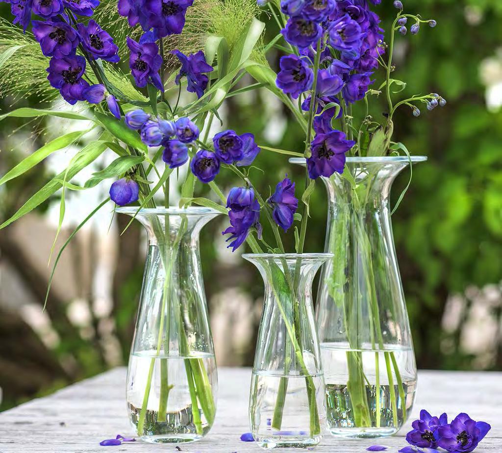 DRÅPEN DRÅPEN er en helt ny og vidunderlig vaseserie fra den kjente blomsterdekoratøren Finn Schjøll.